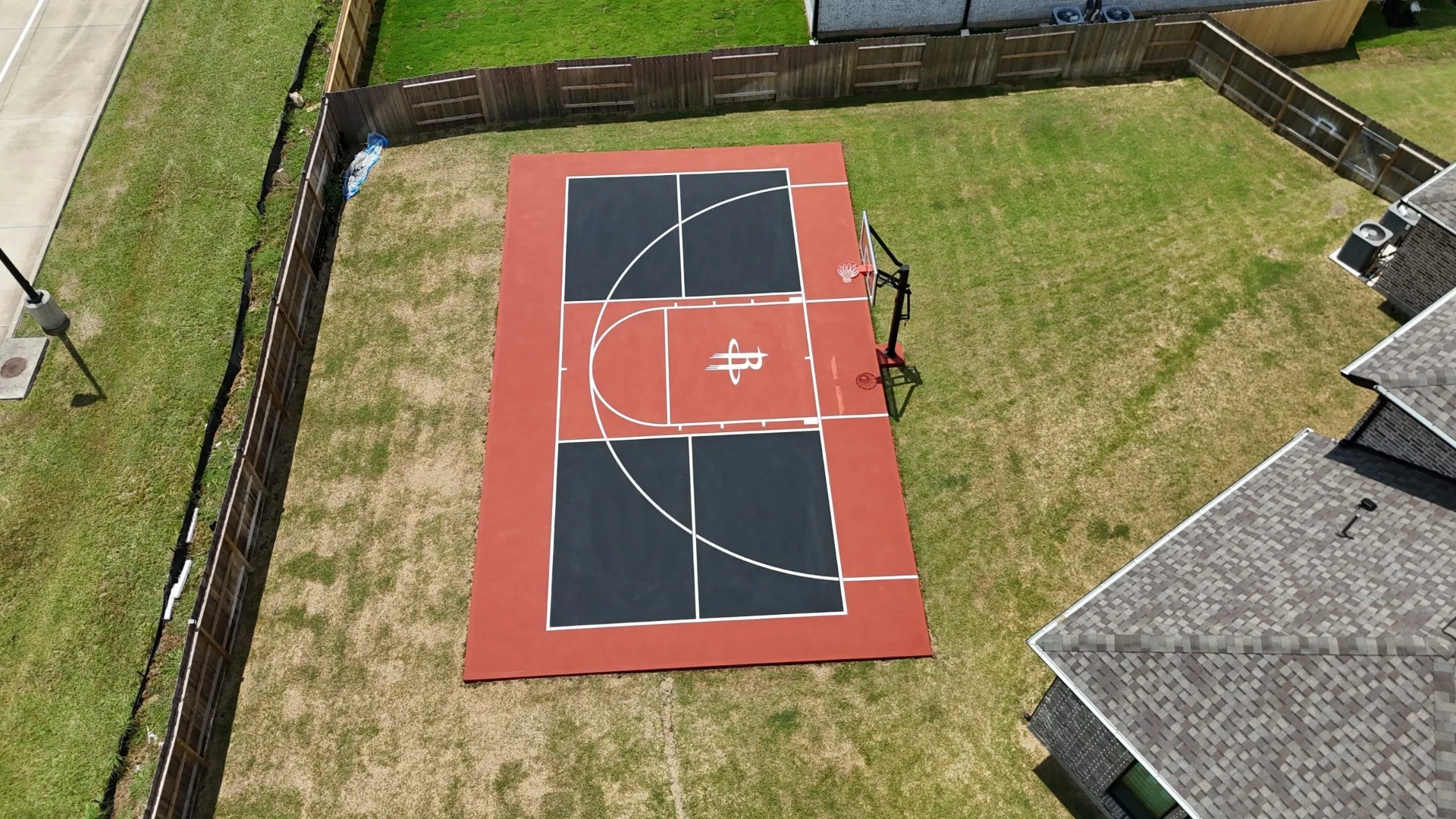 houston-rockets-themed-backyard-court-scaled
