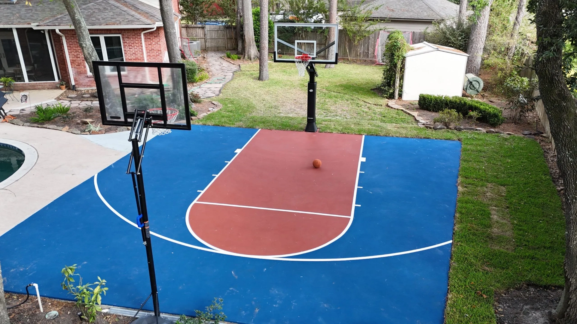 kingwood-backyard-mini-court-red-blue-hoop-scaled