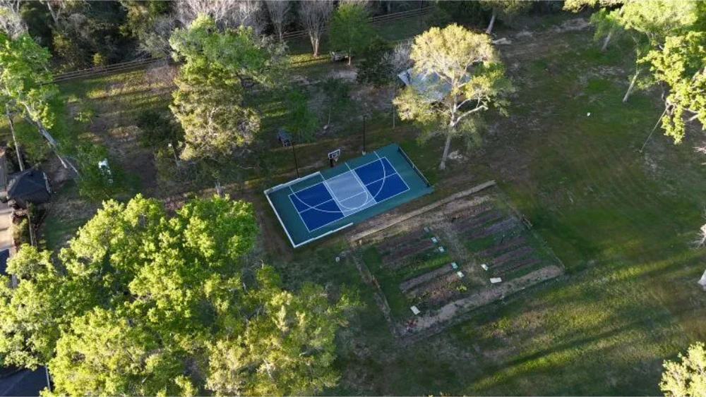 outdoor-basketball-court-backyard-installation-768x432