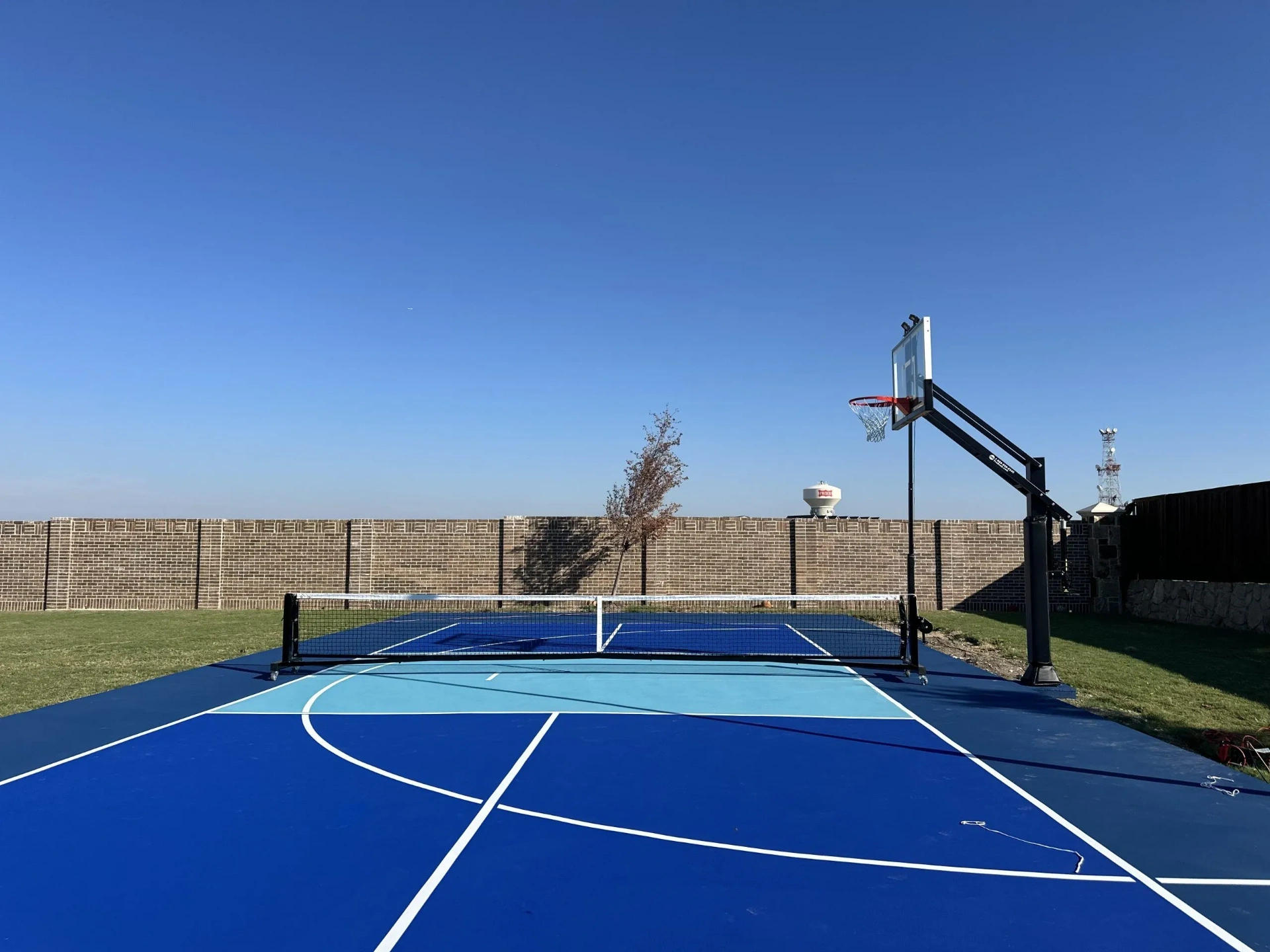 pickleball-court-with-rollaway-net-and-lighting-1-scaled